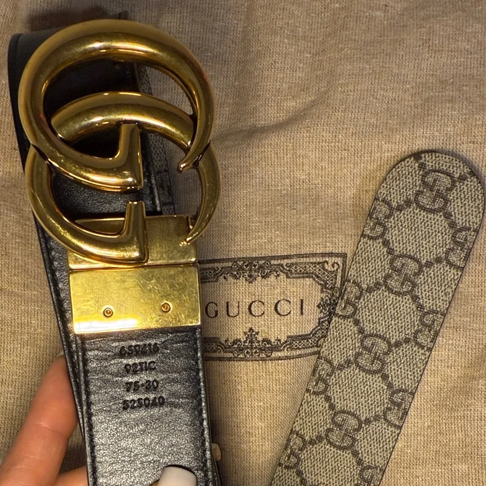 Gucci Women's GG Reversible Belt with Gold Buckle - Picture 3 of 3